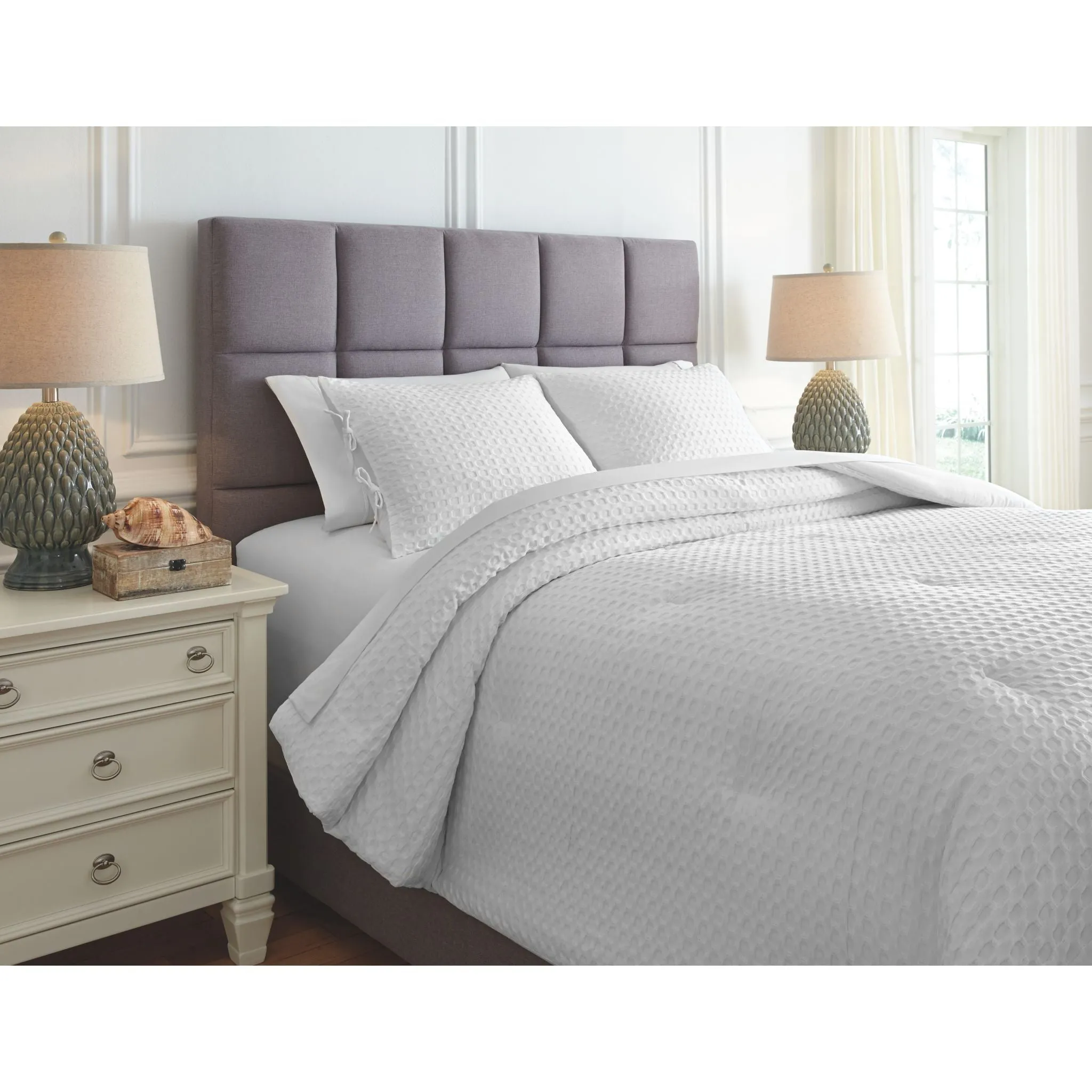 Maurilio Queen Comforter Set